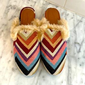 UNIVERSAL THREAD Chevron fur mule